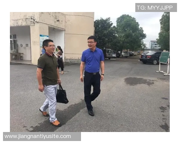 瓜帅赛后与主裁亲切交流竖起大拇指表达赞赏与尊重