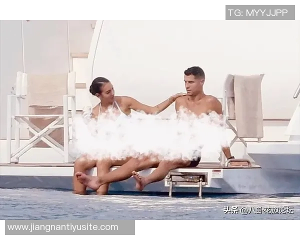 C罗与乔治娜海滨度假时光甜蜜瞬间尽显性感魅力与家庭温馨